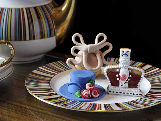 Confeitaria em Londres lança doces inspirados nos acessórios de Elizabeth II