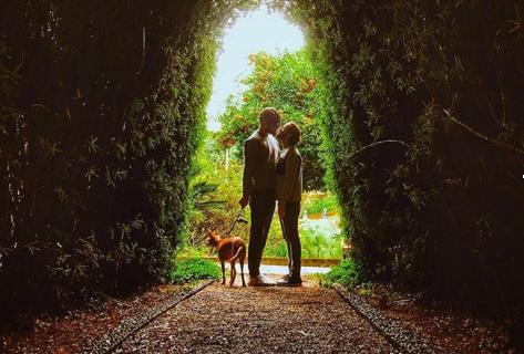 Casamento bucólico de Kadu Dantas e Raphael Rocha tem daminha de 4 patas