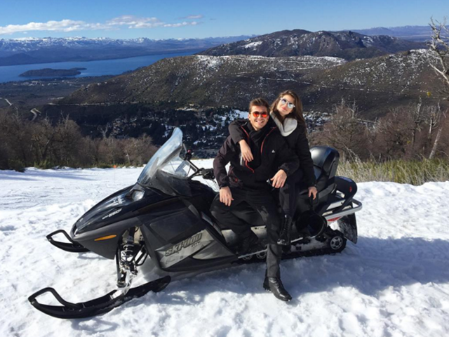 Camila Queiroz assume namoro com Klebber Toledo pelo Instagram