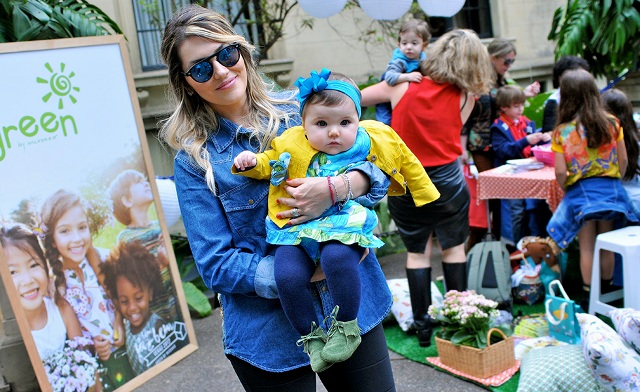 Pamela Ewbank entrega truque fashion na hora de vestir sua glamuzinha Olivia