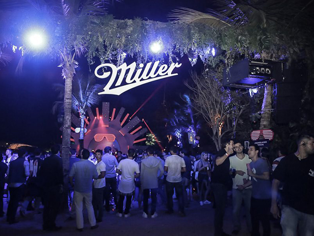 Sunglasses leva para Trancoso dupla francesa queridinha do verão europeu