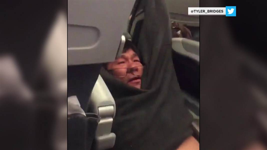 United chega a acordo com o passageiro que foi arrastado para fora do avião