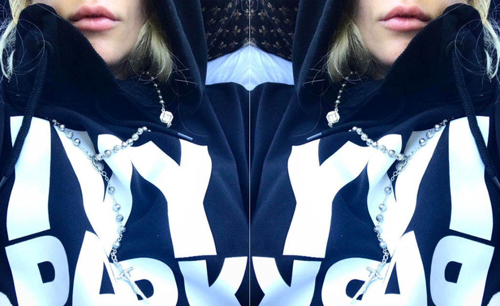 Lady Gaga ganha presente e cartão singelo de outra popstar. Saiba quem foi a fofa…