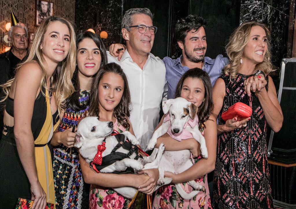 Empresário Edgard Corona ganha festa surpresa e reúne toda a família