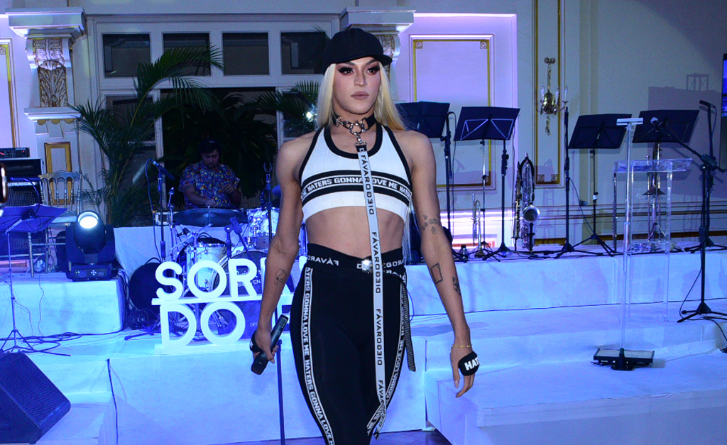 Pabllo Vittar ataca de voluntária e agita evento da ONG Turma do Bem