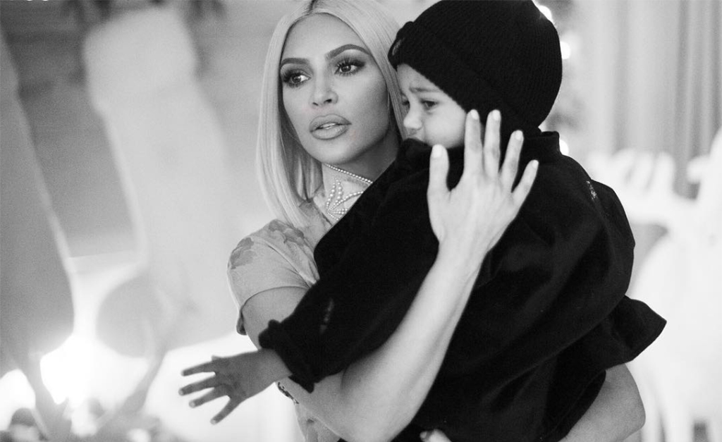 Kim Kardashian e Kanye West têm fim de ano conturbado, e passam últimos dias de 2017 no hospital