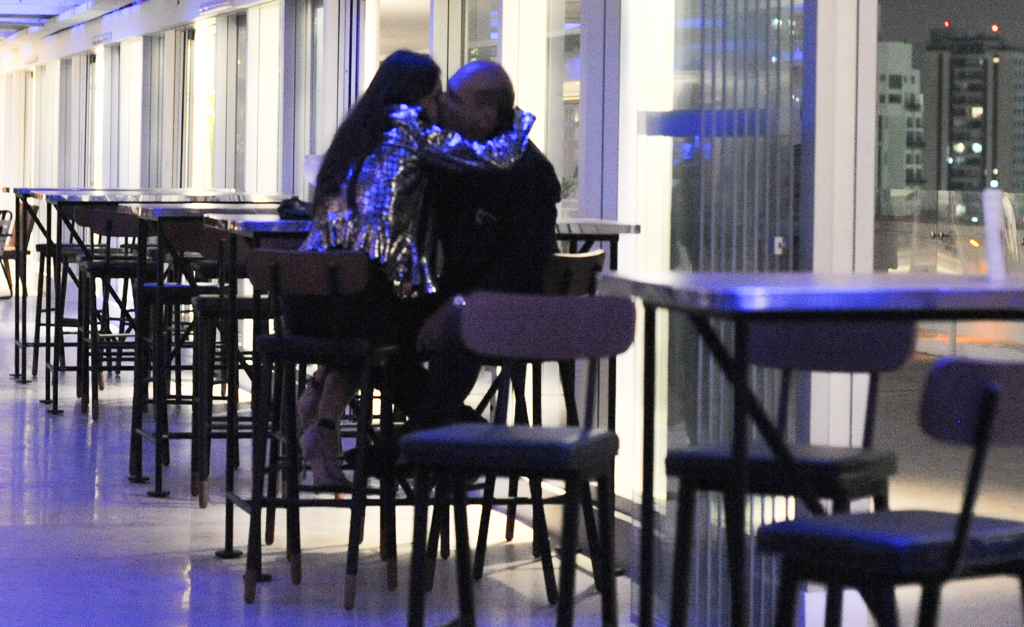 Glamurama flagra Marcelo de Carvalho aos beijos com nova namorada. Conheça melhor Simone Abdelnour