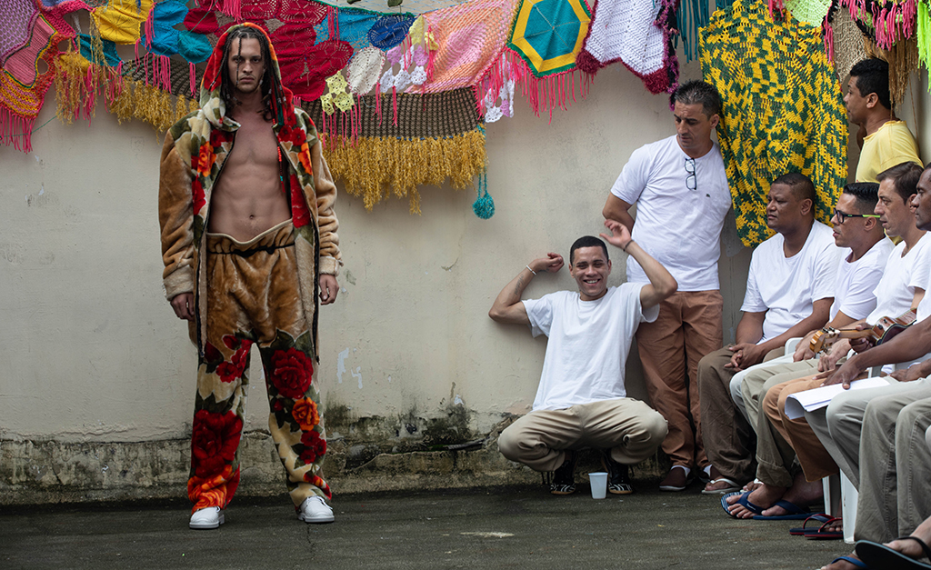 Semana de moda de SP abre temporada com desfile de coleção feita por detentos
