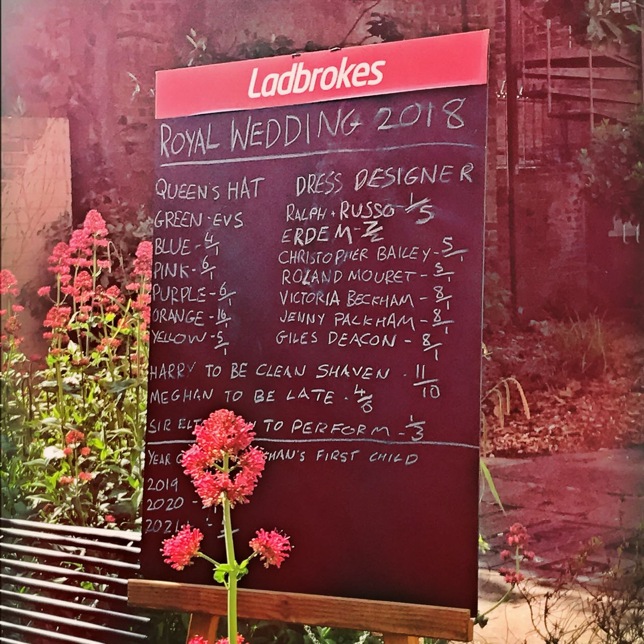 Last call: britânicos correm às bolsas de apostas para registrar palpites sobre o vestido de Meghan Markle