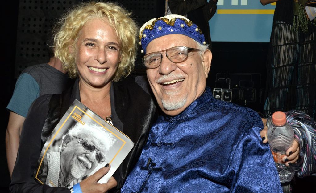 Je suis Hebe Camargo! Andréa Beltrão, que viverá a apresentadora em série e no cinema, aparece platinada em evento