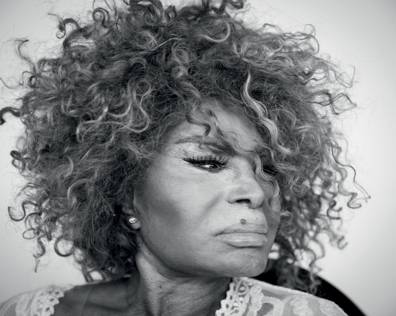 Elza Soares fala de Deus feminino e canta pela liberdade dos corpos: “Cantar é meu socorro”