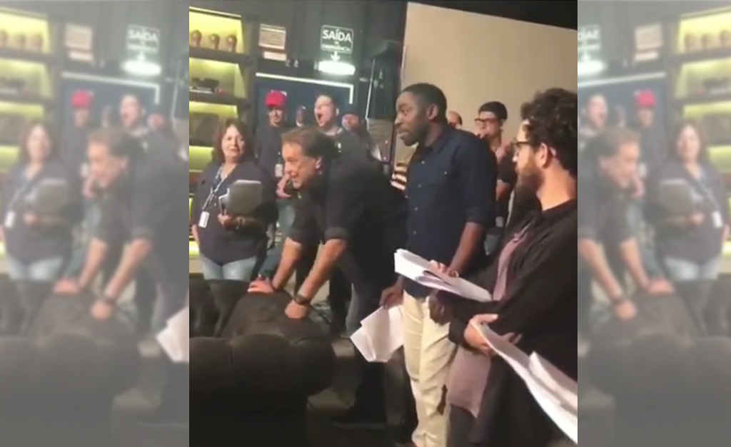 Lázaro Ramos invade as gravações de “Segundo Sol”, e bota Laureta e Karol para brigar