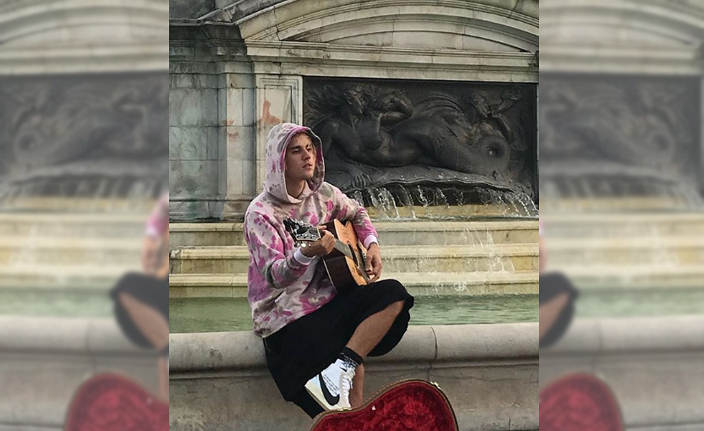 Justin Bieber dá pinta em Londres e causa tumulto em frente ao Palácio de Buckingham