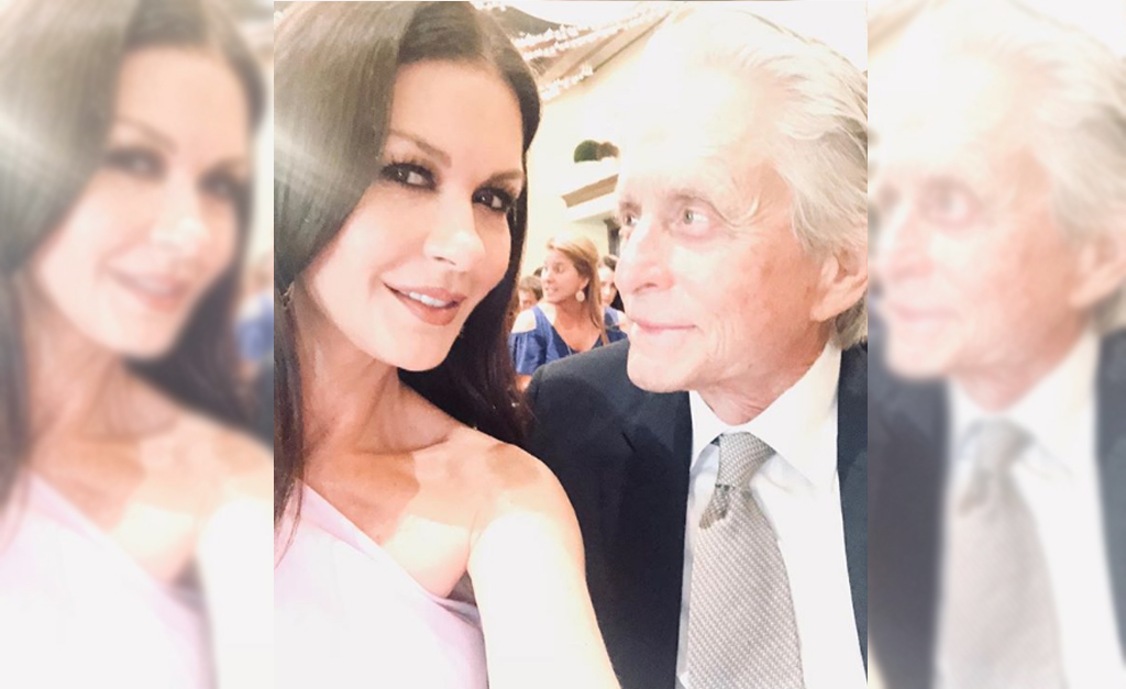 Michael Douglas e Catherine Zeta-Jones comemoraram seus aniversários com hit brasileiro. Play!