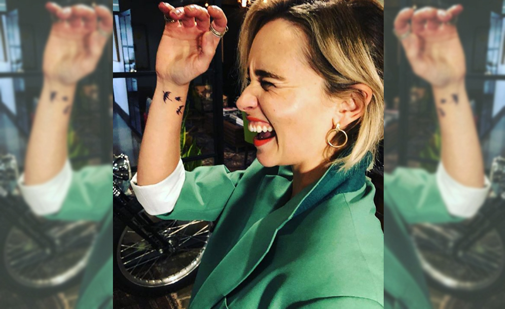 Emilia Clarke mostra tatuagem que fez para nunca esquecer de sua personagem em Game of Thrones