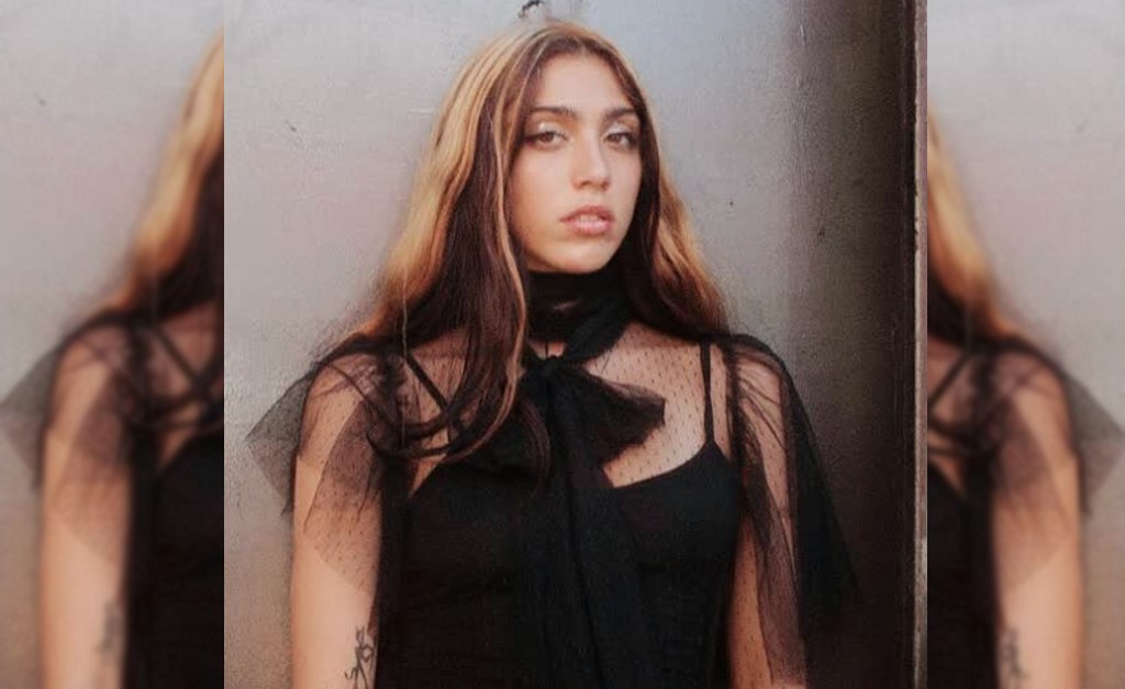 Filha de Madonna estreia na passarela da semana de moda de Nova York de topless. Vem ver!