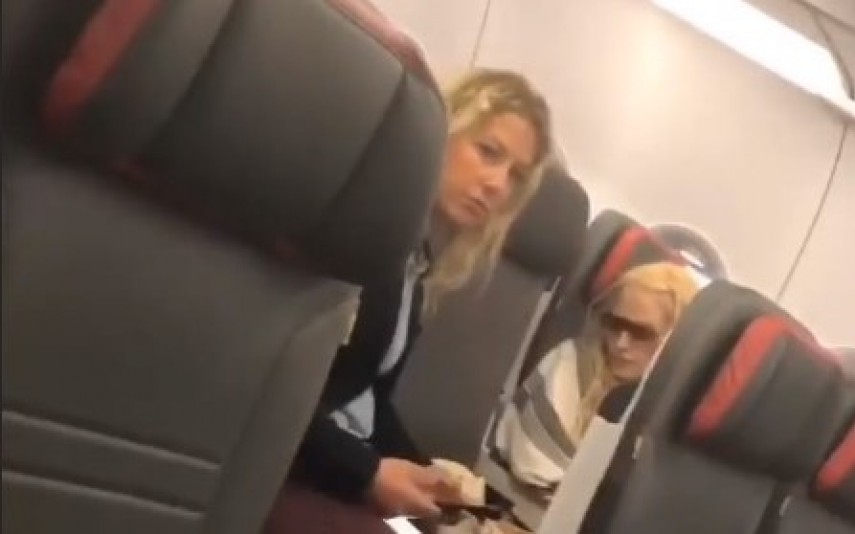 Madonna é flagrada tirando um cochilo na classe econômica de voo entre Londres e Lisboa