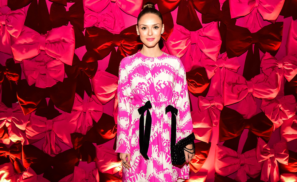 Isabelle Drummond aparece com look totalmente diferente em gravação de ‘Verão 90’