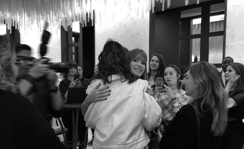 Gestos, selfies e detalhes: a festa de 12 anos da Revista J.P por lentes alternativas