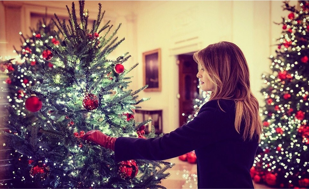Melania Trump inaugura decoração de Natal da Casa Branca com direito até a bolas de futebol