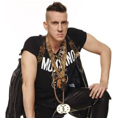 Jeremy Scott, estilista da Moschino, desembarca em Trancoso para curtir o Réveillon