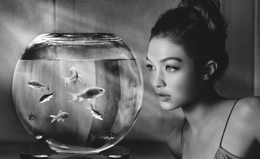 Icônico fotógrafo escocês, Gigi Hadid e Julia Garner em clima de cinema no novo Calendário Pirelli. Vem ver