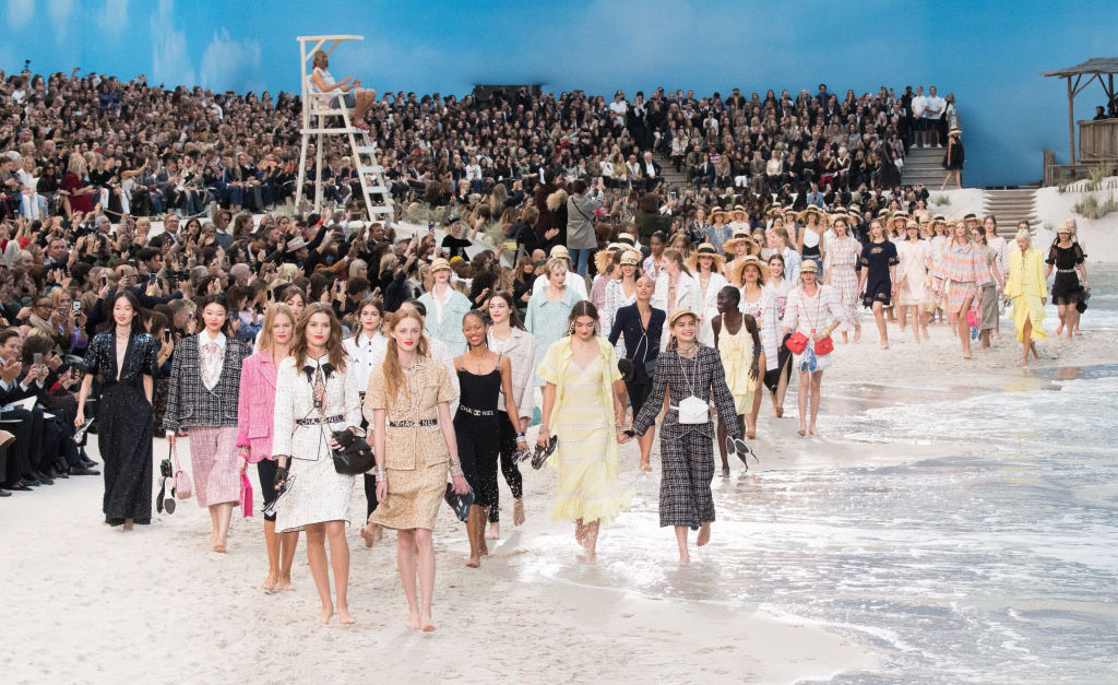 No embalo de outras maisons, Chanel anuncia que não usará mais peles de animais em suas coleções…