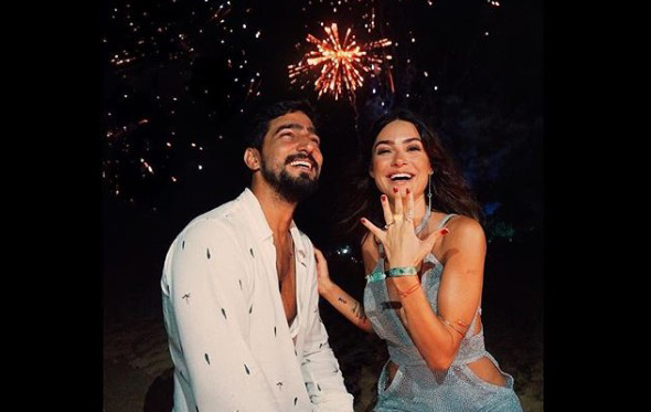 Thaila Ayala é pega de surpresa em pleno Réveillon com pedido de casamento de Renato Góes
