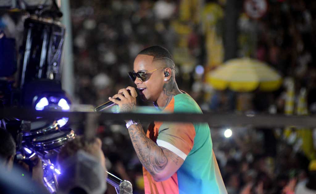 Léo Santana arrasta multidão no terceiro dia de festas pré-carnavalescas em Salvador