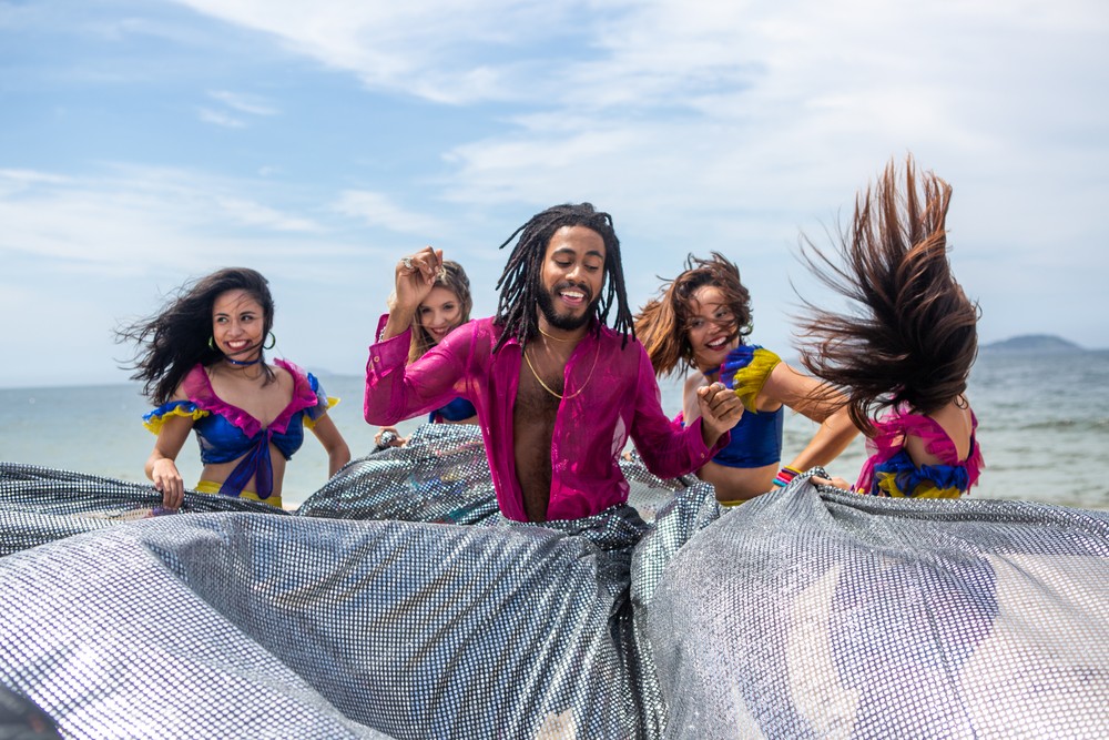 Dançando lambada ê…’Verão 90′ traz de volta o ritmo caliente com Ticiano, personagem de Ícaro Silva