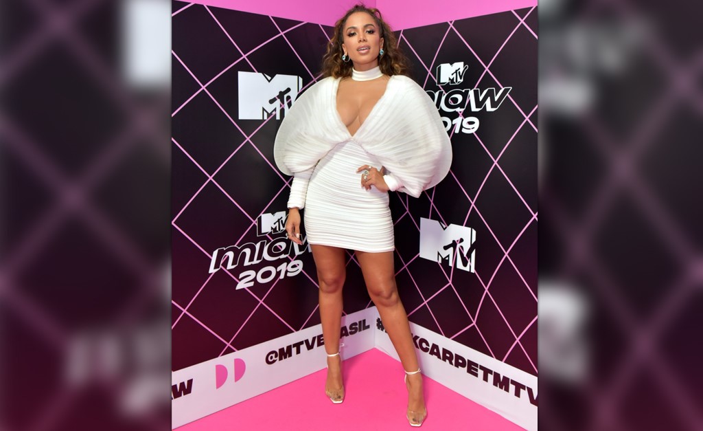 Vestido bafônico usado por Anitta está em promoção. Corre que dá até para parcelar…