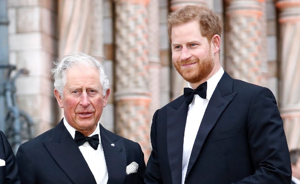 Príncipe Charles chama Harry para uma conversa séria e avisa o caçula: “Você não é normal”