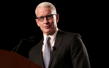 Anderson Cooper revela que já criou conta fake no Instagram para ajudar a mãe