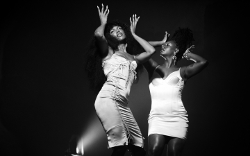 Majur e Liniker percorrem labirinto mental no novo clipe “Rainha de Copas”; veja os figurinos