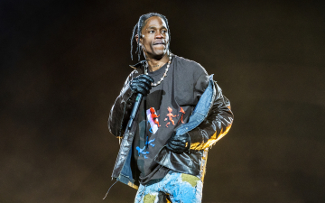 Travis Scott e Drake são processados em US$ 2 bilhões por tragédia em festival