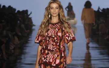 Mônica Martelli, Thai de Melo Bufrem e Cassia Avila desfilam para Lilly Sarti no SPFW