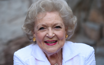 Morre Betty White, atriz e comediante norte-americana, aos 99 anos