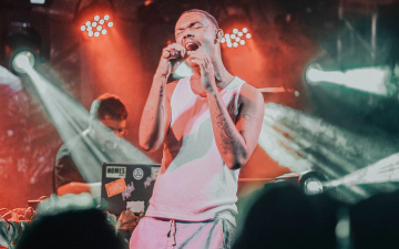 Luiz Lins: “Não sou o padrão estético que o mercado espera de um artista”