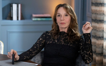 Intérprete de Sylvie em ‘Emily in Paris’, Philippine Leroy-Beaulieu afirma que franceses não tem senso de humor