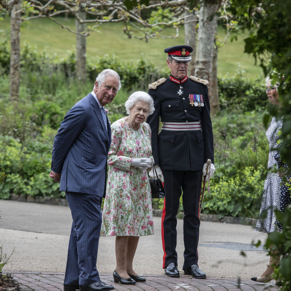 Elizabeth II lança perfume para cachorros