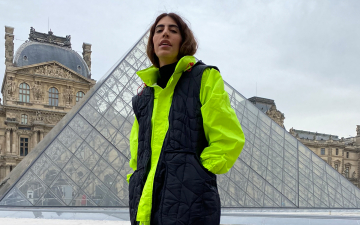 Semana de Moda de Paris: Thai de Melo usa jaqueta feita de uniformes usados de companhia aérea