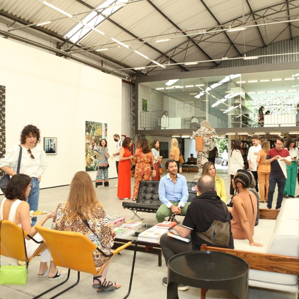 Turma artsy se reúne em brunch para celebrar SP-Arte