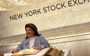 Na abertura da Brazil Week 2022, Luiza Helena Trajano toca o sino do pregão da Bolsa de Nova York