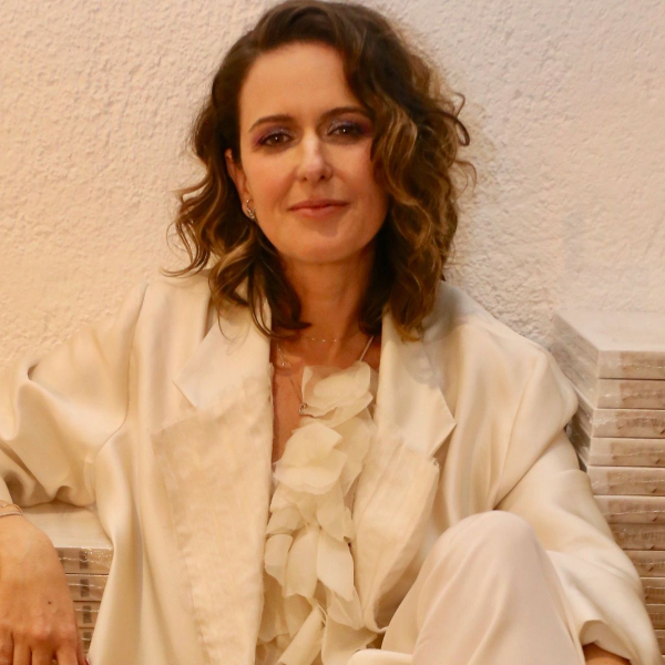 Emannuelle Junqueira e Isabella Coraça inauguram exposição e lançam livro no Itaim