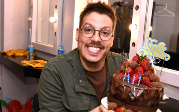 Fábio Porchat comemora aniversário com estreia de novo stand up. Vem ver quem foi!