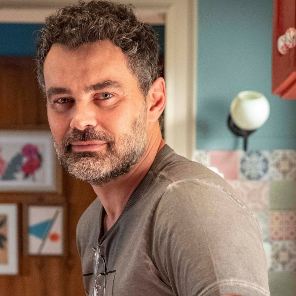 Carmo Dalla Vecchia rebate ataque homofóbico com mensagem educada: ‘Faltou amor, carinho, afeto’