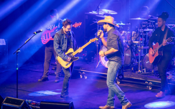 Rennova dá festão em São Paulo com show de Fernando e Sorocaba