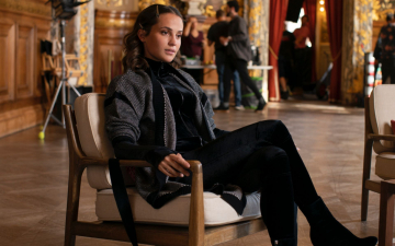 ‘Irma Vep’, série sensação da HBO Max, chama atenção por figurinos assinados por Nicolas Ghesquière, da Louis Vuitton