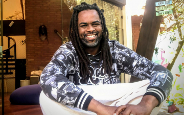 Manoel Soares relembra quando morou na rua: ‘Virei segurança de travesti para sobreviver’