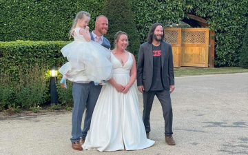 Keanu Reeves entra de ‘penetra’ em casamento de desconhecidos na Inglaterra